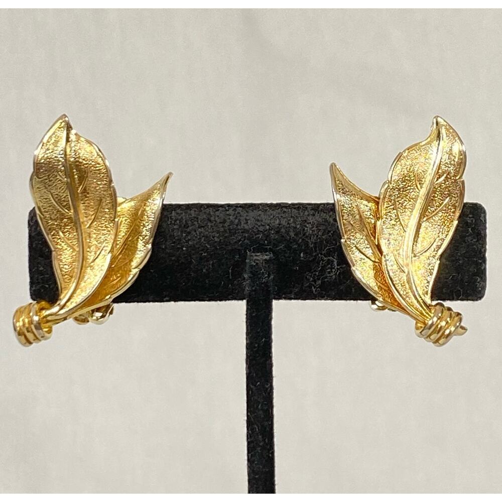 💎Marvela Earrings Gold Tone Leaf Design Clip Ons